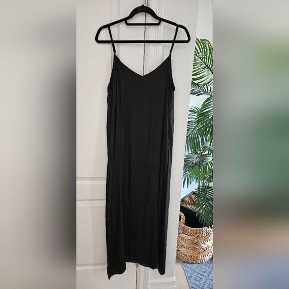 Elegant Black Dress - Picture 1 of 7